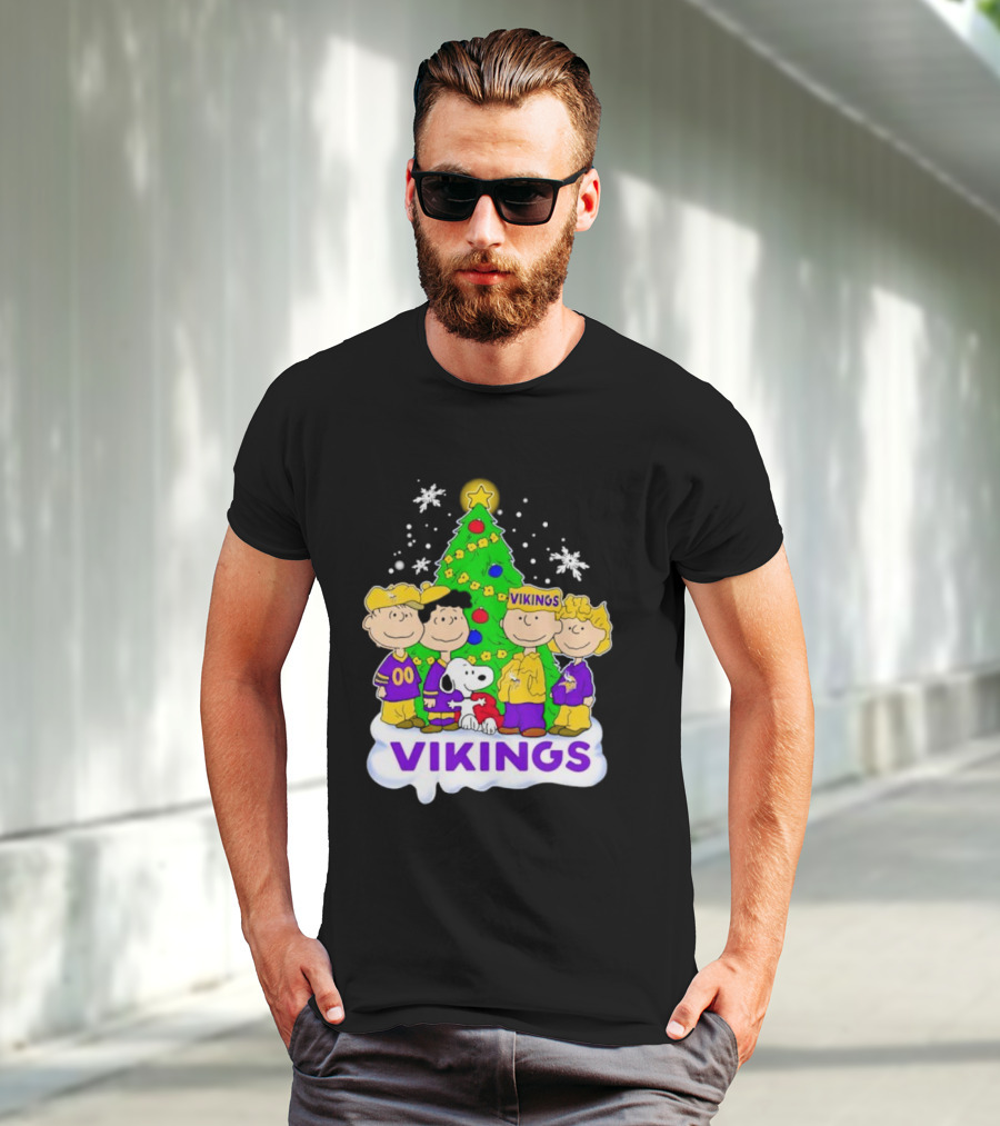 Minnesota Vikings Peanuts Characters Christmas Tree T-Shirt