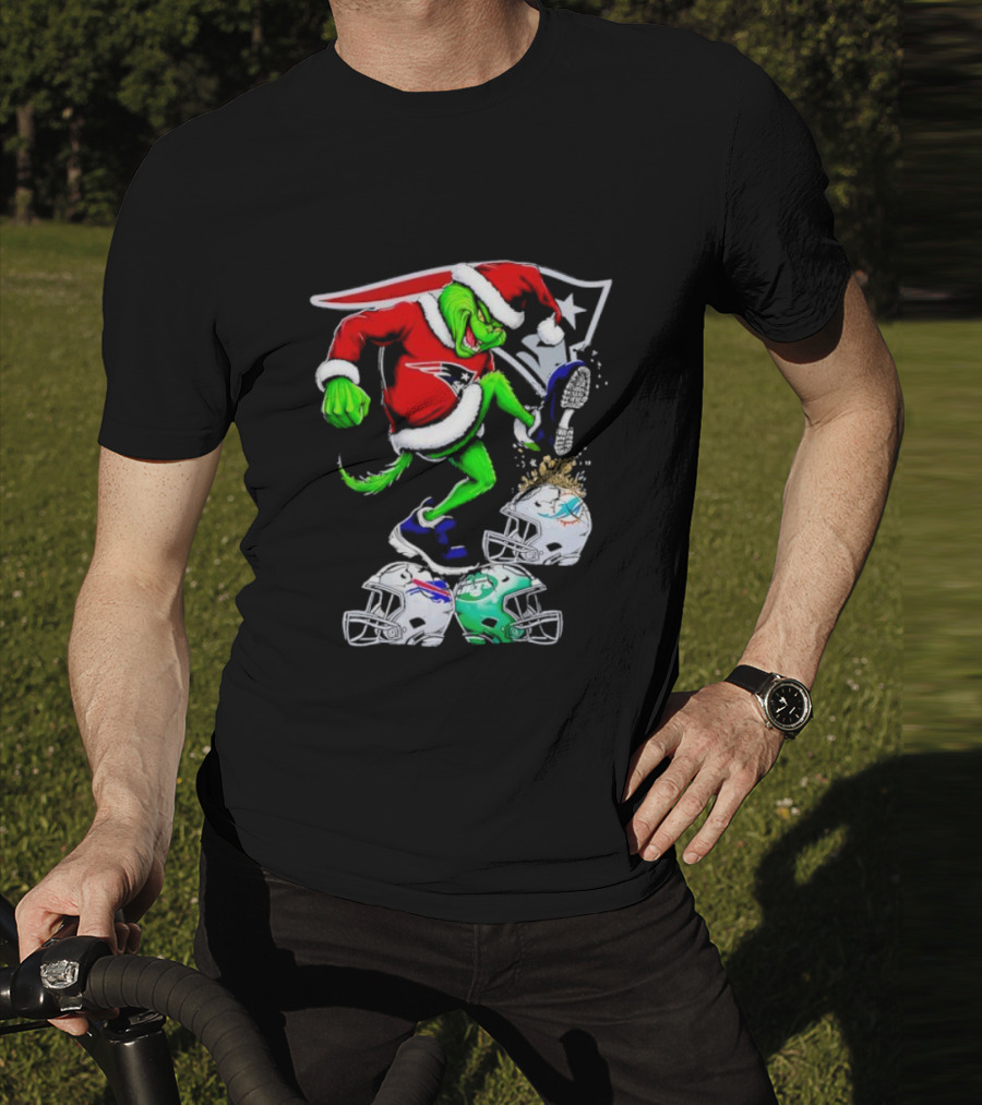 New England Patriots Santa Grinch Stomp On NFL Team Helmets Funny Christmas T-Shirt