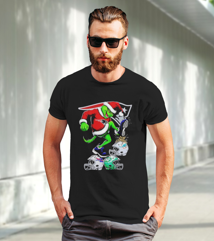 New England Patriots Santa Grinch Stomp On NFL Team Helmets Funny Christmas T-Shirt
