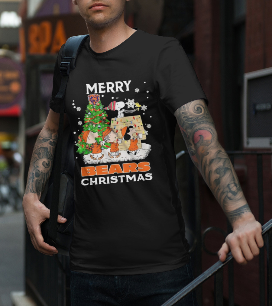 Peanuts Christmas Chicago Bears Merry Holiday Scene T-Shirt