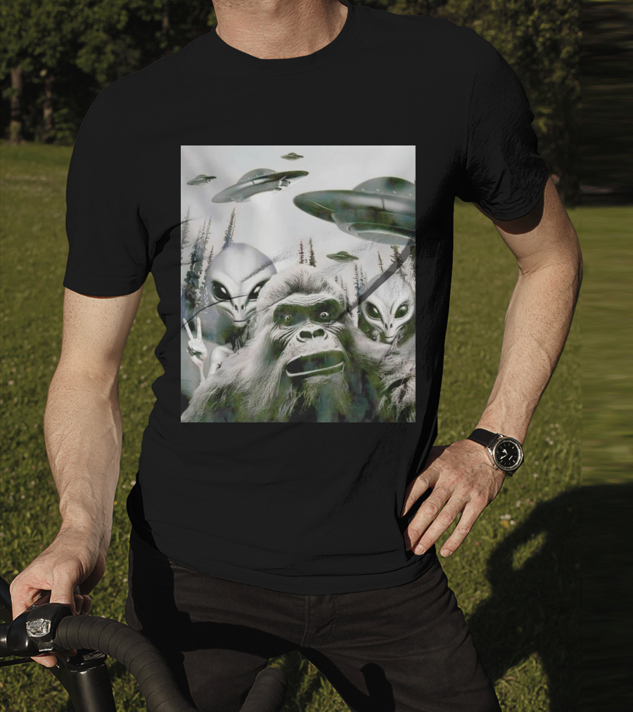 Bigfoot Aliens Selfie UFO Forest Adventure T-Shirt