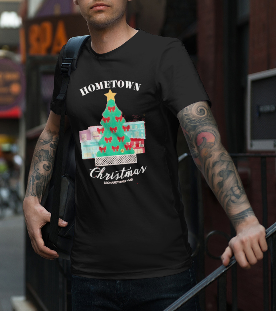 Hometown Christmas Leonardtown MD Christmas Tree With Red Bows And Star T-Shirt