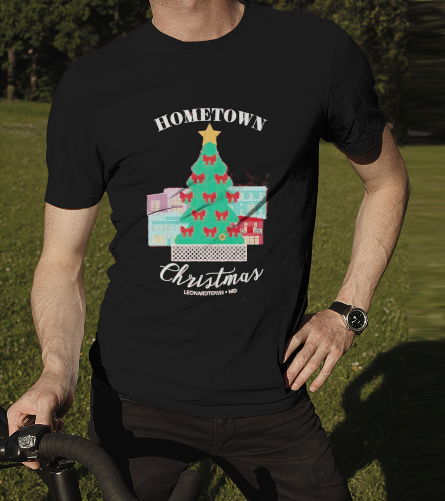 Hometown Christmas Leonardtown MD Christmas Tree With Red Bows And Star T-Shirt