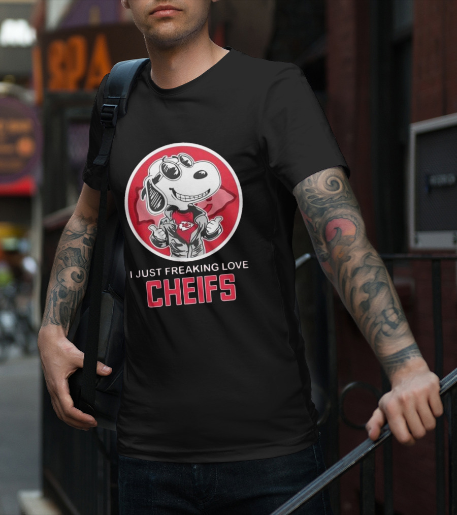 Kansas City Chiefs Snoopy I Just Freaking Love Chiefs T-Shirt