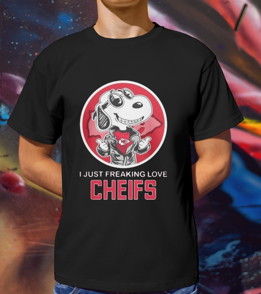 Kansas City Chiefs Snoopy I Just Freaking Love Chiefs T-Shirt