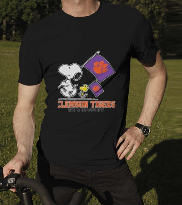 Snoopy And Woodstock Clemson Tigers Journey To Oklahoma City With Paw Flags T-Shirt