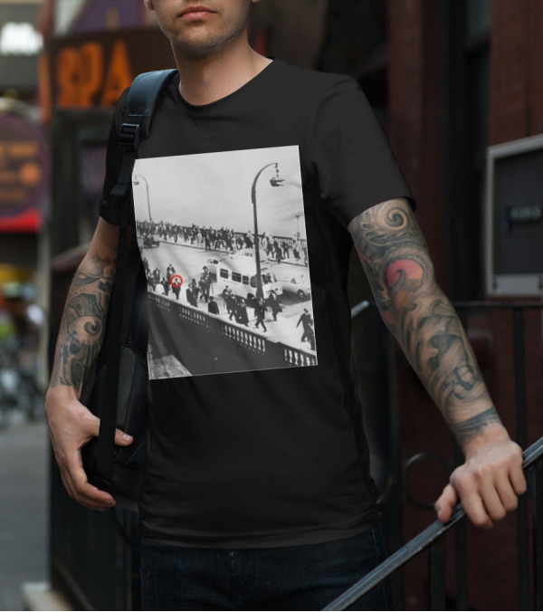 Peter Gabriel In 1977 Urban Crowd With Red Circle Highlight T-Shirt