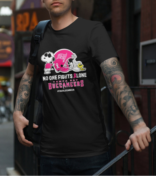 Snoopy And Woodstock No One Fights Alone Tampa Bay Buccaneers #Tacklecancer Pink Helmet T-Shirt