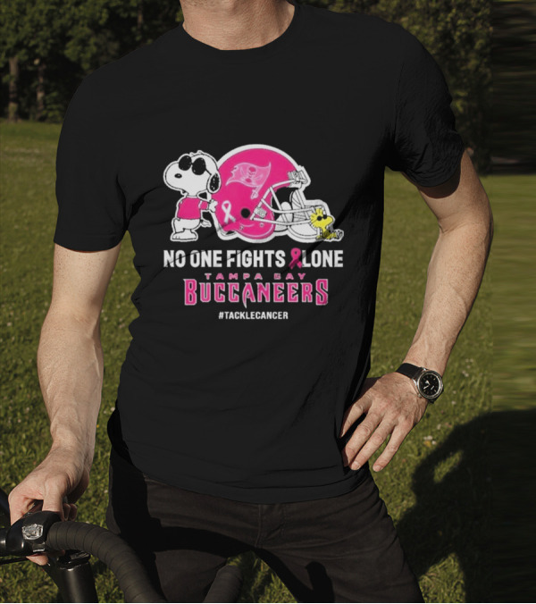Snoopy And Woodstock No One Fights Alone Tampa Bay Buccaneers #Tacklecancer Pink Helmet T-Shirt
