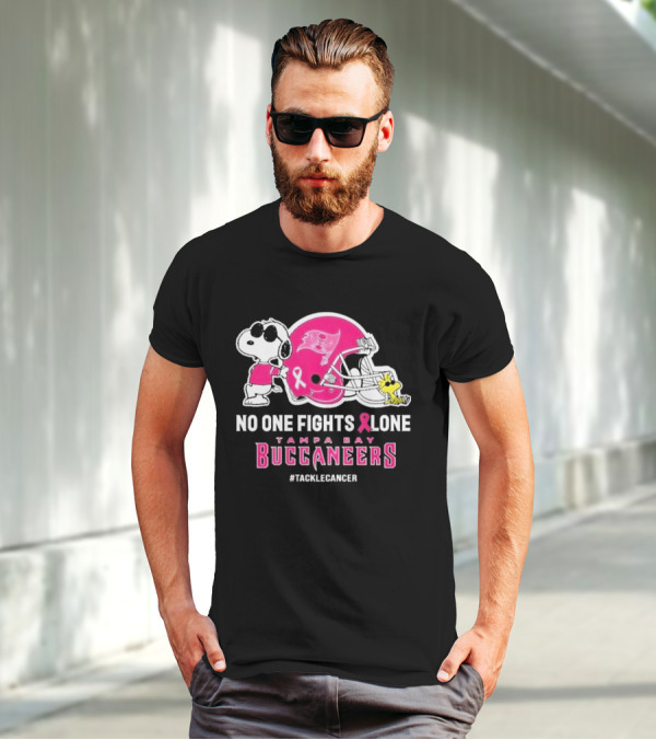 Snoopy And Woodstock No One Fights Alone Tampa Bay Buccaneers #Tacklecancer Pink Helmet T-Shirt