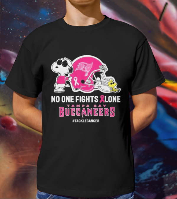 Snoopy And Woodstock No One Fights Alone Tampa Bay Buccaneers #Tacklecancer Pink Helmet T-Shirt