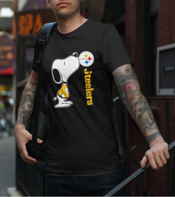 Snoopy Steelers Football Logo Kiss T-Shirt