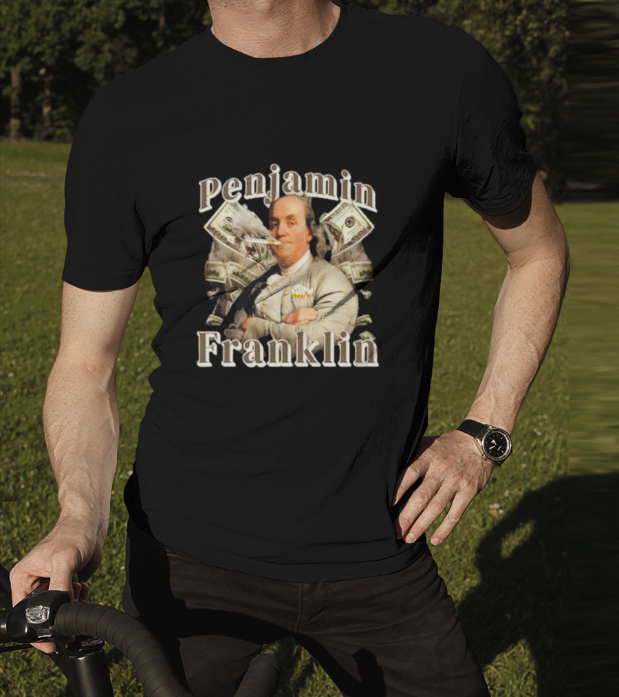 Penjamin Franklin Smoking Dollars Bills In Background T-Shirt