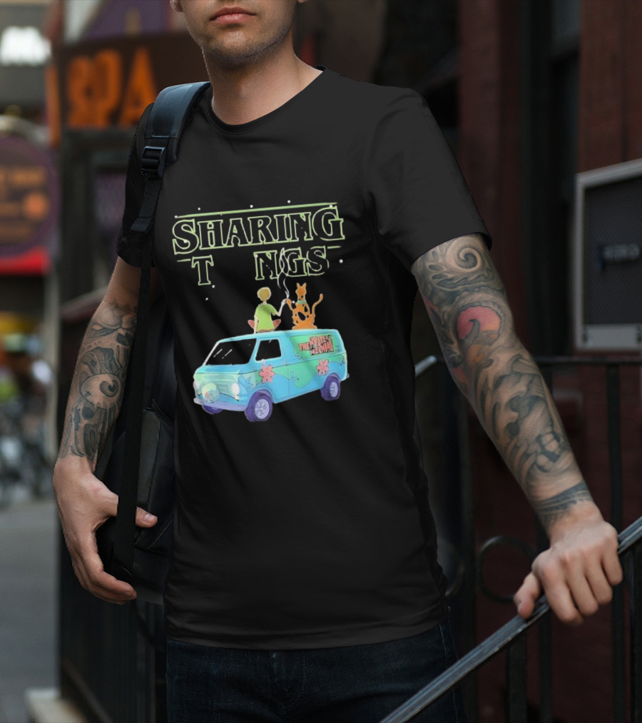 Scooby Doo Sharing Tings With Mystery Machine T-Shirt