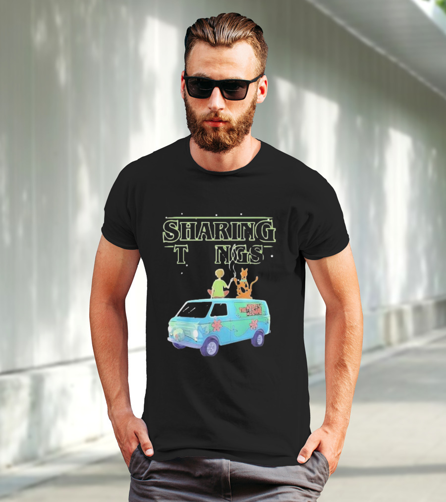 Scooby Doo Sharing Tings With Mystery Machine T-Shirt