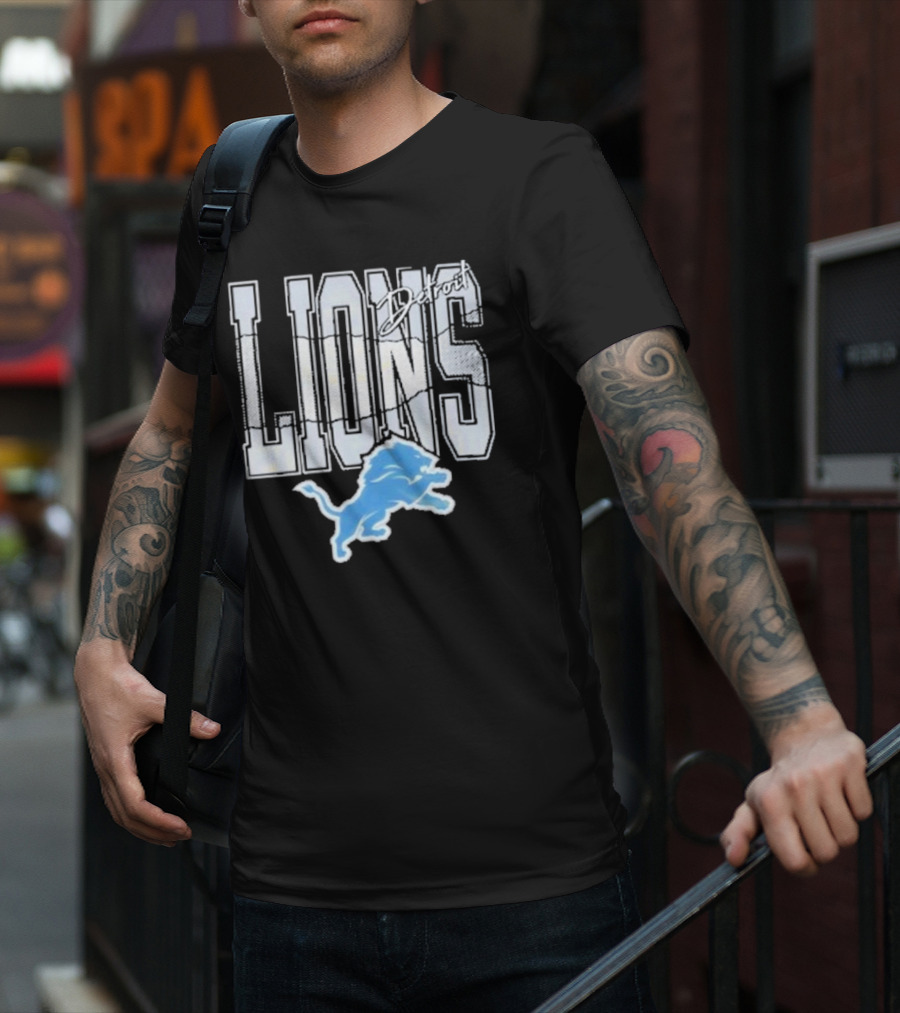 Detroit Lions Vintage Style Blue Lion Emblem On T-Shirt