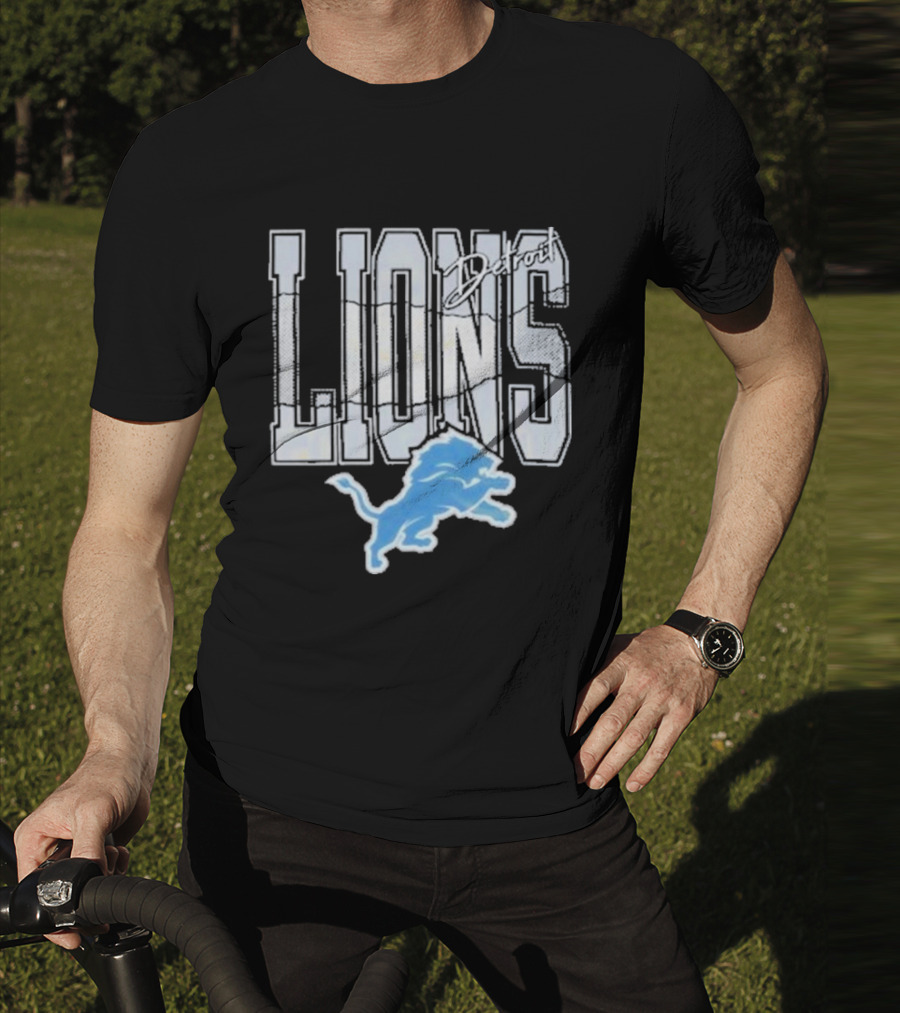 Detroit Lions Vintage Style Blue Lion Emblem On T-Shirt
