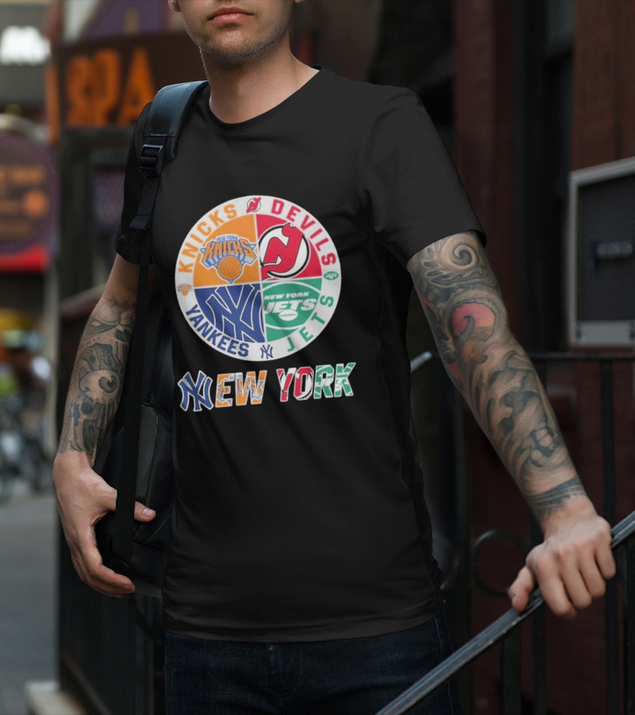 New York Knicks Yankees Jets Devils Circle New York T-Shirt