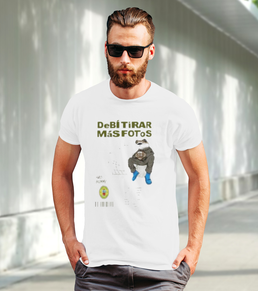 DeBI TiRAR MaS FOToS Bad Bunny 2025 Frog Sitting Blue Boots T-Shirt