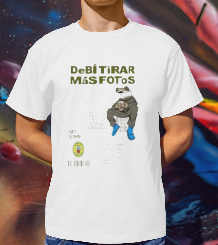 DeBI TiRAR MaS FOToS Bad Bunny 2025 Frog Sitting Blue Boots T-Shirt